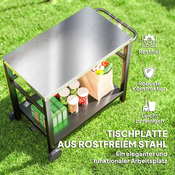 Schwarzer Grillwagen aus Metall mit Rädern und Griff wird auf einer Steinterrasse geschoben.