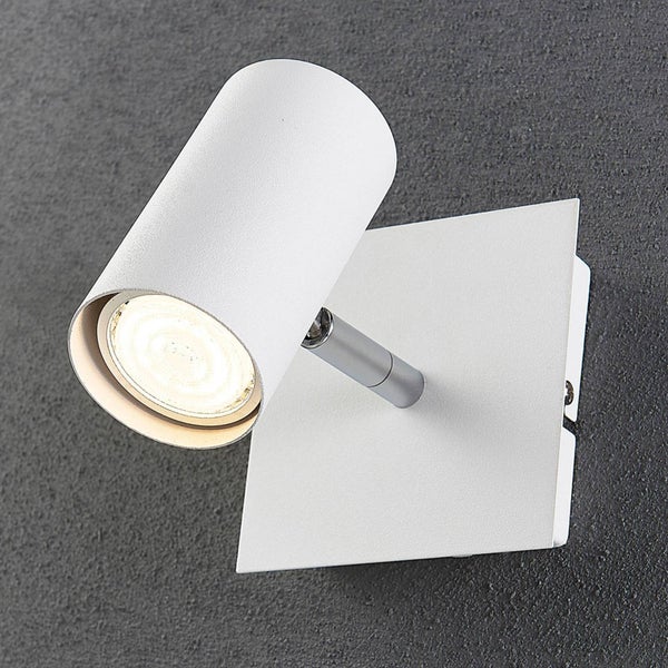 Weiße Wandleuchte mit silberfarbenem Verbindungselement