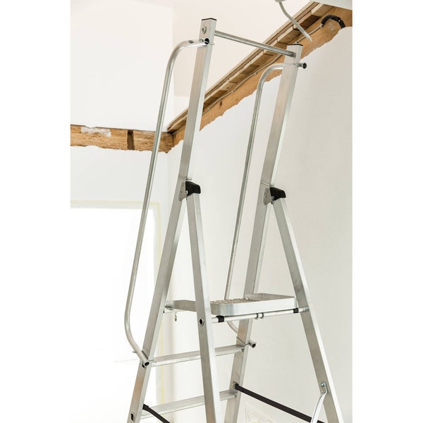 Aluminium Sicherheitsstehleiter mit hoher Sicherheitsbügel und Trittfläche für Renovierungsarbeiten in Innenräumen.