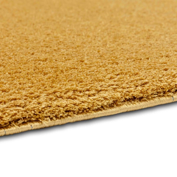 Hochflor-Teppich mit geketteltem Rand in Ockergelb.