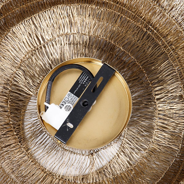 Detailansicht einer goldenen Drahtseil-Deckenleuchte mit Befestigungselementen