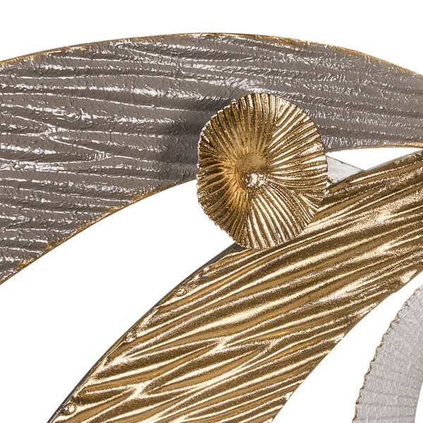 Detailansicht einer Wanddekoration aus Metall mit abstrakten, strukturierten Formen in Gold und Silber.