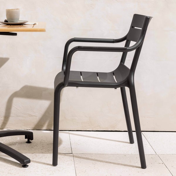 Gartenstuhl aus Kunststoff in Anthrazit mit Armlehnen und Lamellenoptik.