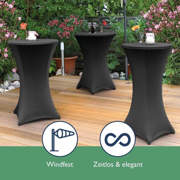 Drei schwarze Stehtische im Garten