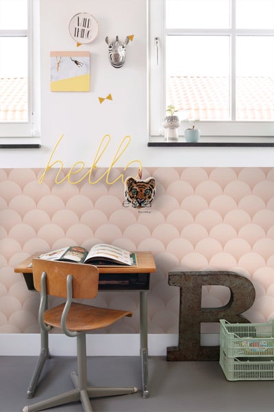 Kinderzimmer mit Schreibtisch, Stuhl und dekorativer Wandgestaltung im trendigen Design