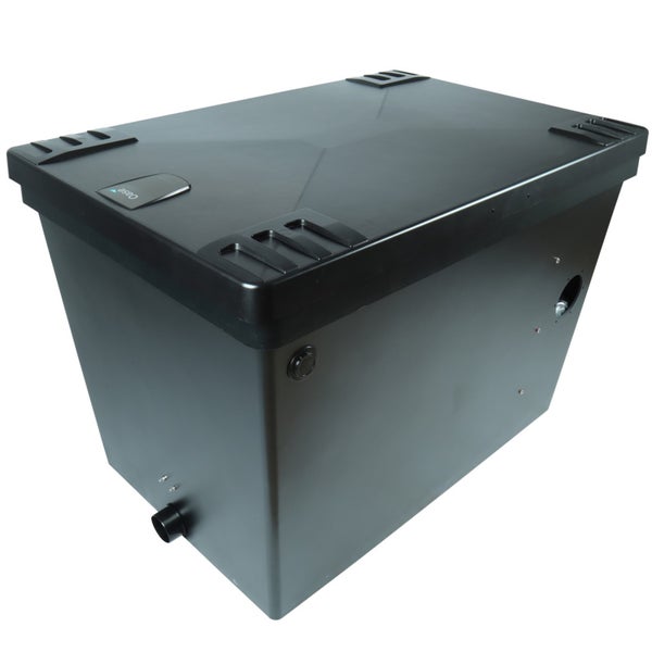 Oase Teichfilter aus schwarzem Kunststoff mit Deckel und seitlichen Anschlüssen.