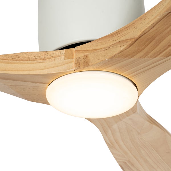 Deckenventilator mit Beleuchtung, drei Flügel aus hellem Holz, runde Leuchte in der Mitte.