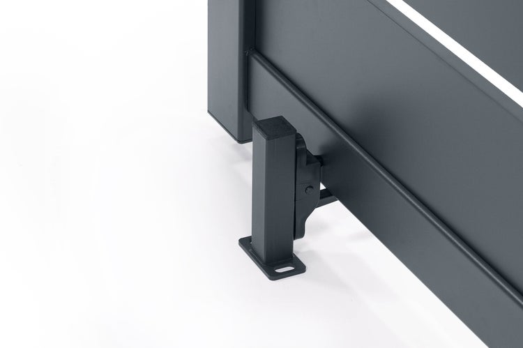 Nahaufnahme eines anthrazitfarbenen Bodenriegels für Metalltore, montiert am unteren Rahmen mit Bodenbefestigung.