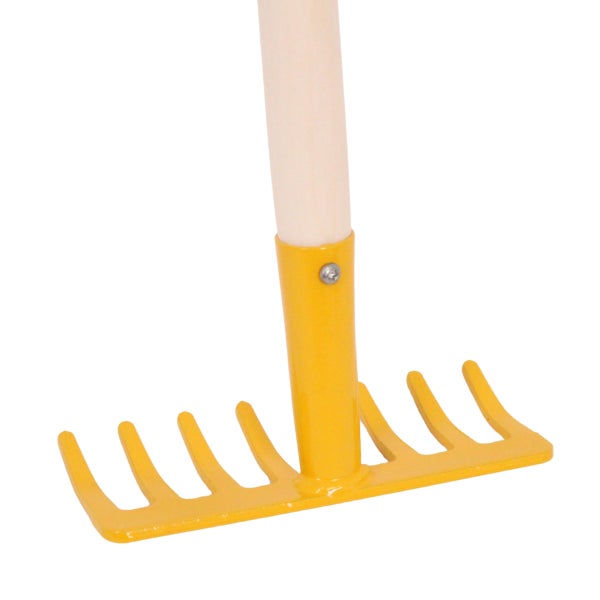 Gelber Kinderrechen mit Holzstiel und acht Zinken aus Metall.