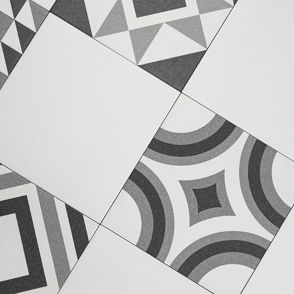 Wandfliesen und Bodenfliesen mit geometrischen Mustern und uni Flächen für ein modernes Design