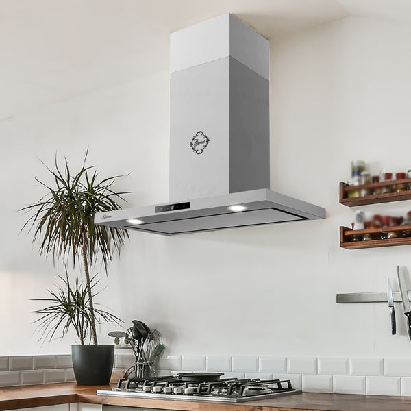 Moderne Dunstabzugshaube aus Edelstahl in einer Küche über einem Gaskochfeld mit integrierter LED Beleuchtung und Touch Steuerung.