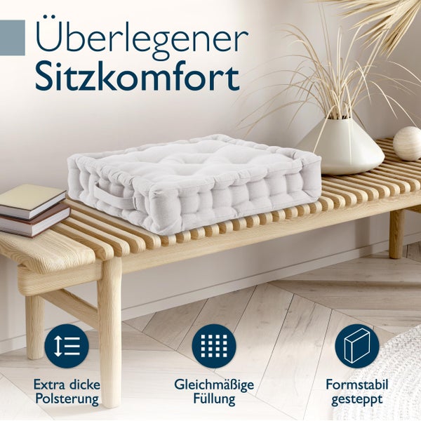Gestepptes Sitzkissen auf einer Holzbank mit den Hinweisen extra dicke Polsterung, gleichmäßige Füllung und formstabil gesteppt