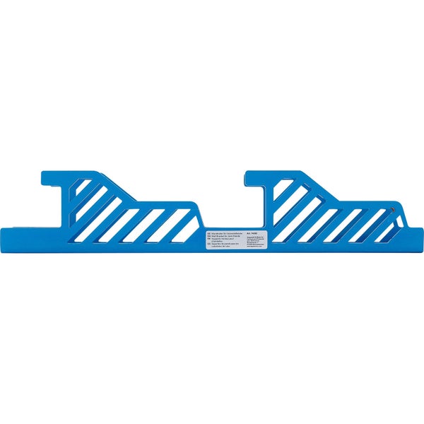 Blaue Wandhalterung aus Metall für Unterstellböcke mit diagonalen Schlitzen zur platzsparenden Lagerung in der Werkstatt.