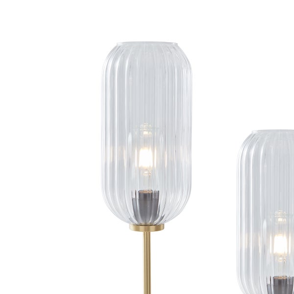 Detailaufnahme einer Lampe mit geripptem Glasschirm und Leuchtmittel