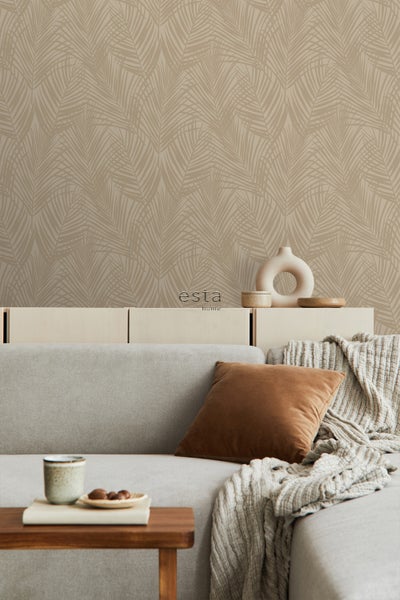 Wohnzimmer mit Tapete mit Pflanzenmuster, Sofa und Beistelltisch