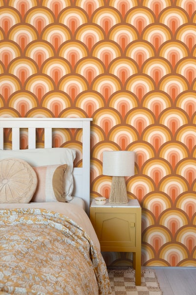 Schlafzimmer mit Tapete im Retro-Design mit halbkreisförmigem Muster