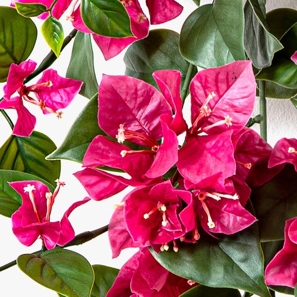 Künstliche Bougainvillea mit pinkfarbenen Blüten und grünen Blättern.