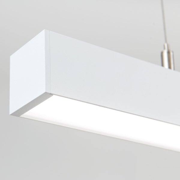 Moderne rechteckige LED Pendelleuchte mit flachem Gehäuse und metallischer Abhängung zur Deckenbeleuchtung.