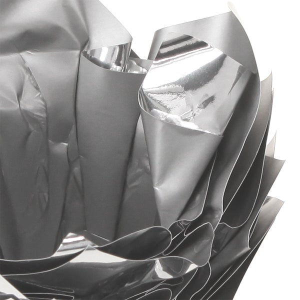 Nahaufnahme von zerknitterter Silberfolie