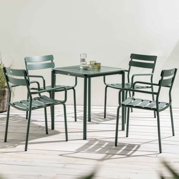 Gartenmöbel-Set bestehend aus einem quadratischen Metalltisch und vier Metallstühlen mit Armlehnen und Latten-Design auf einer Holzterrasse.