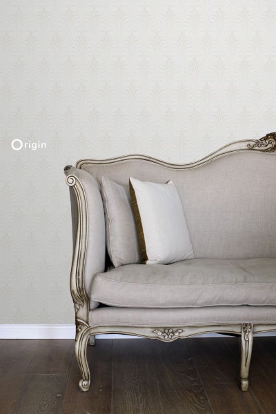 Szene mit gemusterter Tapete und Sofa im Vintage-Stil