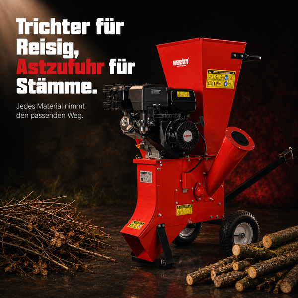 Roter Hecht Benzinhäcksler mit Trichter für Reisig, Astzufuhr für Stämme und Hecht Logo, auf Rädern stehend neben Zweigen und Holzstücken.
