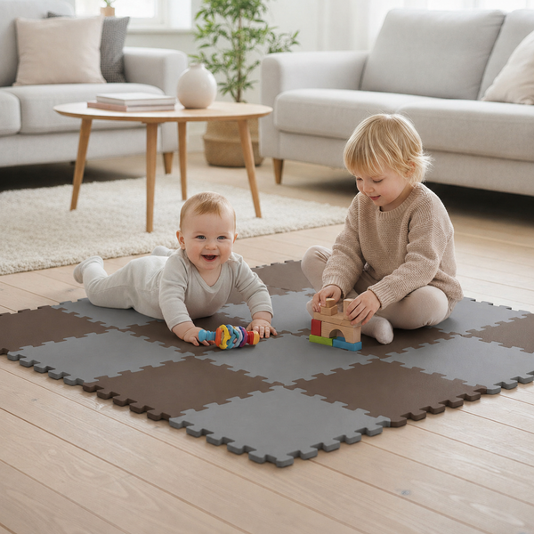 Zwei Kinder spielen auf einer quadratischen Puzzlematte mit Stecksystem in einem hellen Wohnzimmer.
