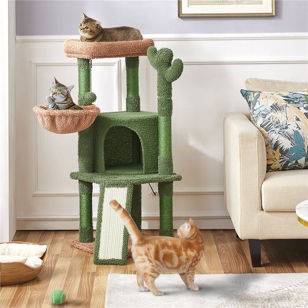 Katzenkratzbaum mit Liegeflächen und Spielhaus im Wohnzimmer