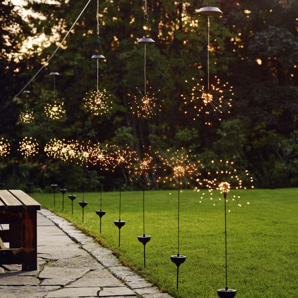 Gartenansicht mit dekorativer Solarleuchte in Sternform