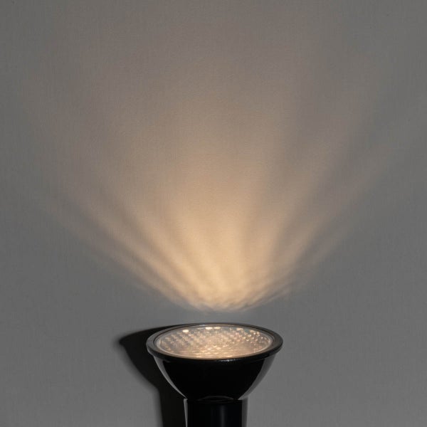 LED-Reflektorlampe eingeschaltet mit warmweißem Lichtstrahl.