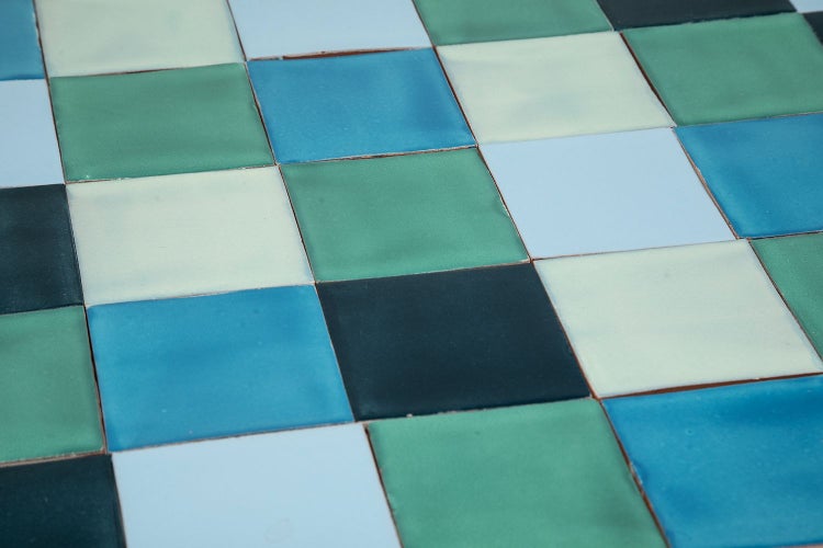 Quadratische Fliesen mit unterschiedlichen Farben