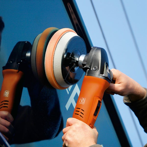 Handgeführte Fein Poliermaschine mit Fein Logo beim Polieren einer glänzenden Oberfläche mit Schaumstoff-Polierteller.