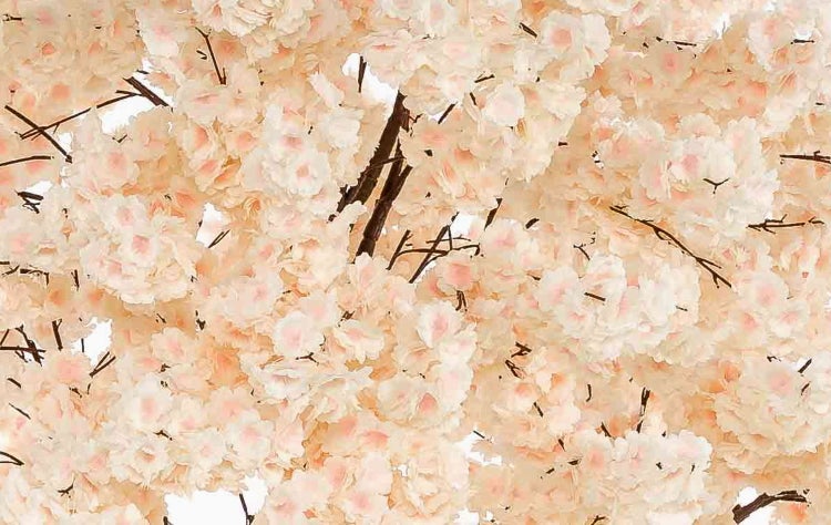 Künstliche Kirschblüten mit dichten Blüten in Hellrosa und Weiß.