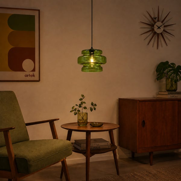 Hängende Pendelleuchte mit Glasschirm über einem Wohnzimmertisch in einem gemütlich eingerichteten Raum im Retro-Stil.