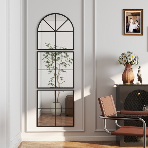 Dreiteiliger Wandspiegel mit schwarzem Rahmen im Fensterdesign