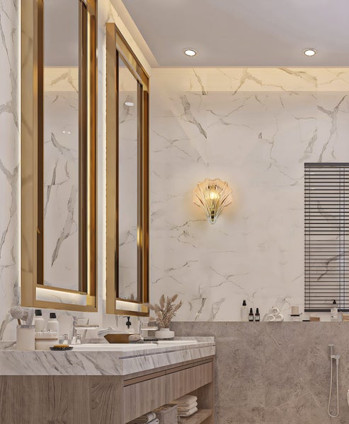 Badezimmer mit Doppelwaschtisch, Spiegeln mit Beleuchtung und Wandleuchte