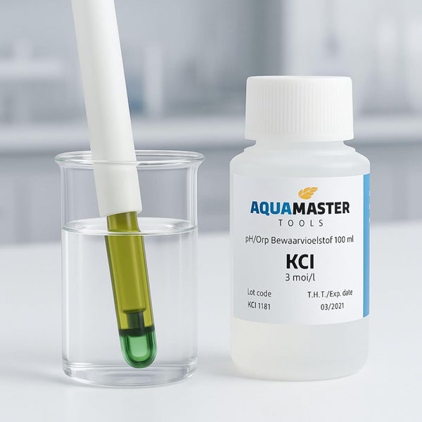 Aqua Master Tools KCl Aufbewahrungslösung 100 Milliliter für pH und Orp Elektroden in einer Kunststoffflasche neben einer Elektrode im Becherglas.
