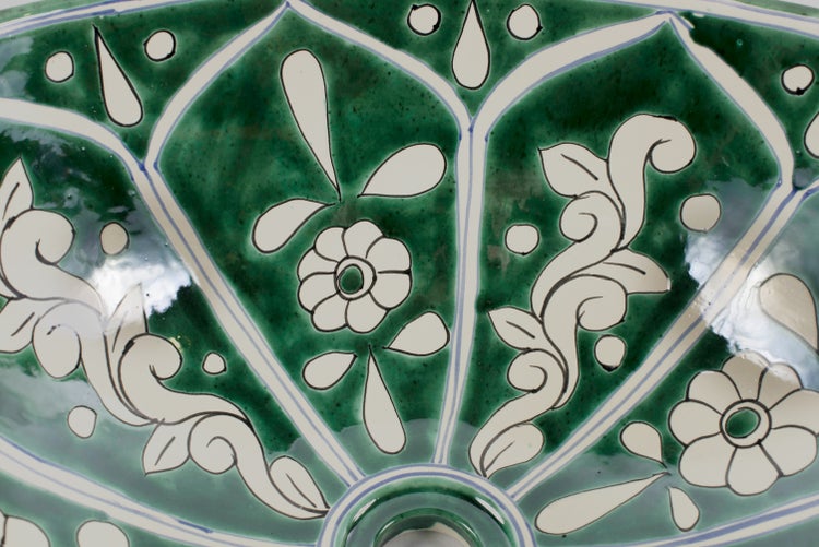 Detailansicht eines Waschbeckens mit Blumenmuster