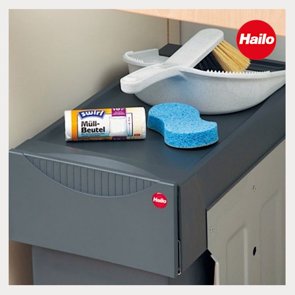 Montageanleitung für Hailo Tandem Abfallsammler mit vier Installationsschritten und Maßangaben in Millimeter. Hailo Logo.