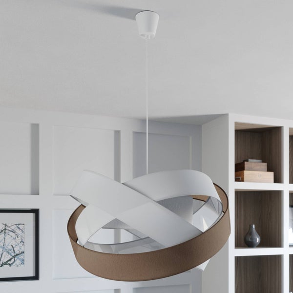Moderne Pendelleuchte mit verschlungenen Stoffbändern in Weiß und Braun, aufgehängt in einem hellen, modern eingerichteten Raum.