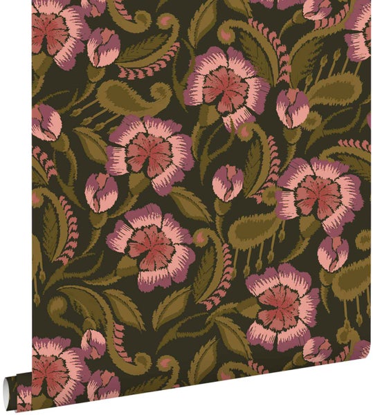 Vliestapete mit floralem Muster aus Blüten und Blättern im Paisley-Stil in Pink, Lila und Grün auf dunklem Hintergrund.