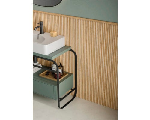 Modernes Badezimmer mit grünem Waschtisch, schwarzem Metallrahmen, weißem Aufsatzwaschbecken und Wandpaneelen aus Holzlamellen.