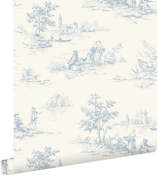 Vliestapete mit blauem Toile de Jouy Muster, ländliche Szenen mit Personen, Gebäuden und Bäumen im klassischen Stil.