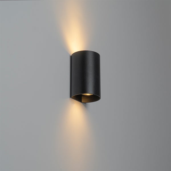 Zylindrische Wandleuchte aus Metall mit Lichteffekten nach oben und unten