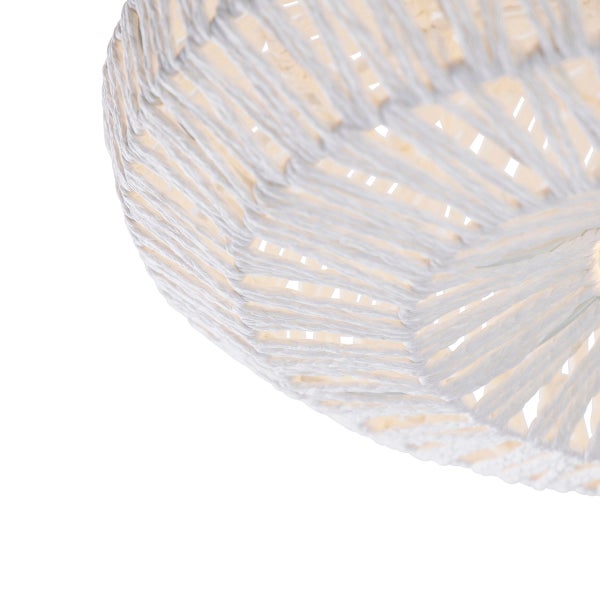 Nahaufnahme eines geflochtenen Lampenschirms aus weißer Papierkordel.