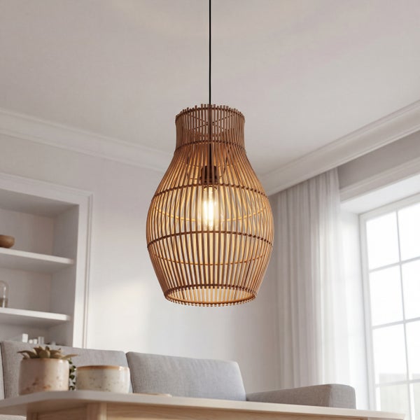 Moderne Pendelleuchte aus Holzstreben in einem hellen, aufgeräumten Wohnzimmer mit grauem Sofa und Fenster.