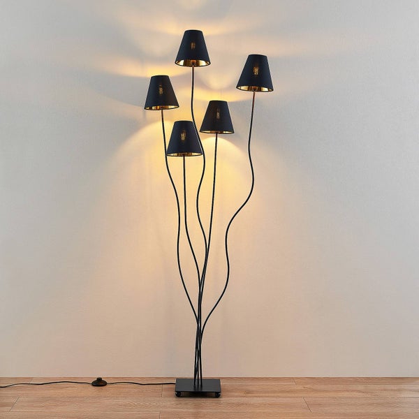 Stehlampe mit fünf Lampenschirmen und geschwungenen Lampenarmen auf quadratischem Sockel