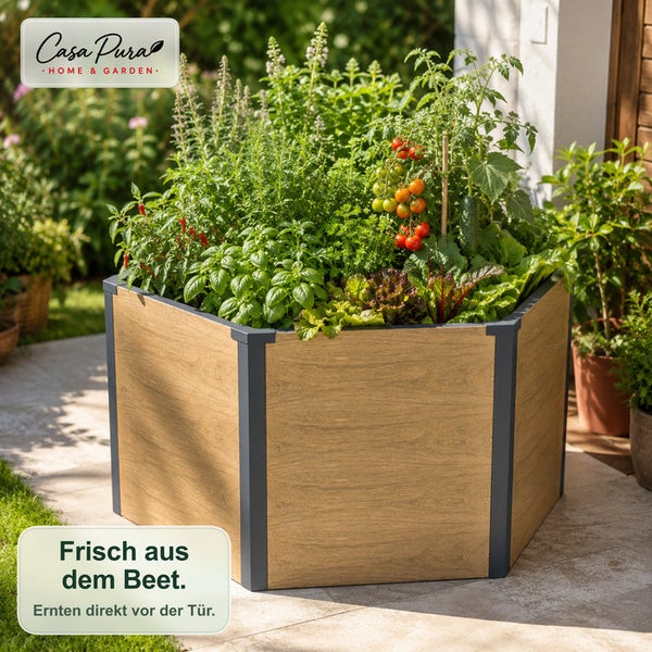 Sechseckiges Hochbeet von Casa Pura in Holzoptik auf einer Terrasse, bepflanzt mit Tomaten und Kräutern.