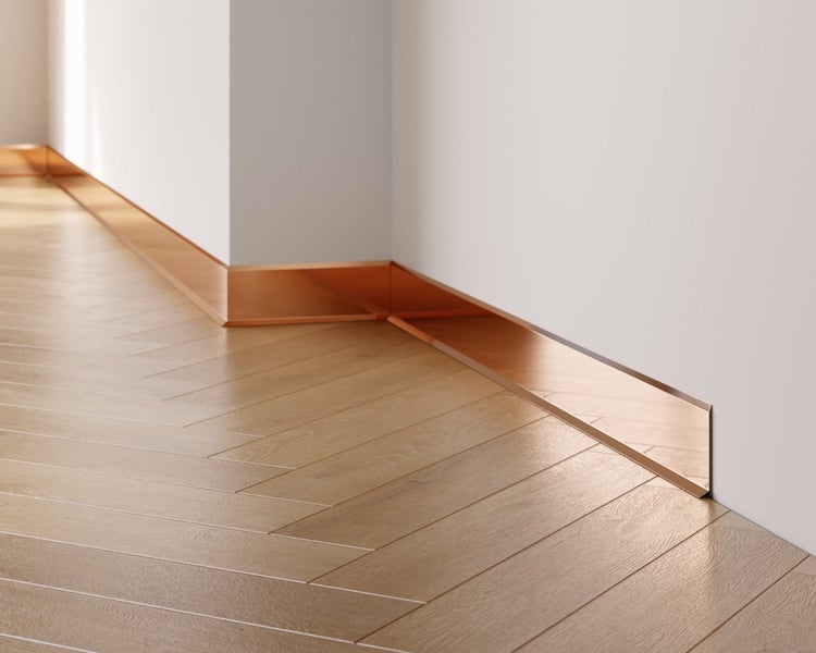 Raumecke mit Holzboden im Fischgrätmuster und Sockelleiste