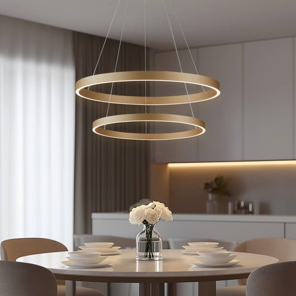 Moderne LED-Pendelleuchte mit zwei goldfarbenen Ringen über einem Esstisch in einem hellen, modern eingerichteten Esszimmer.